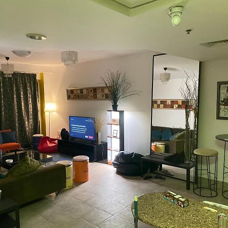 A Pousada Travelers Backpackers Dubai Exterior foto