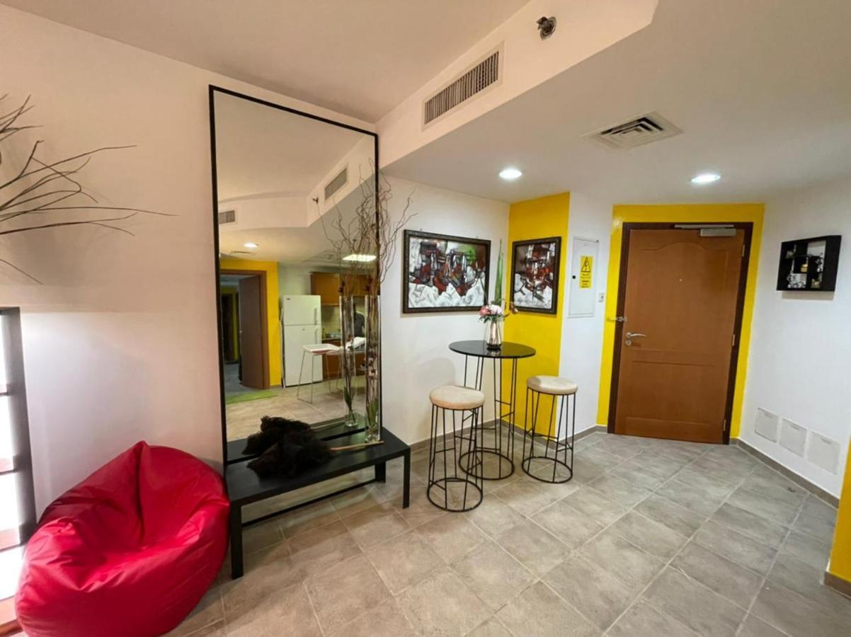 A Pousada Travelers Backpackers Dubai Exterior foto