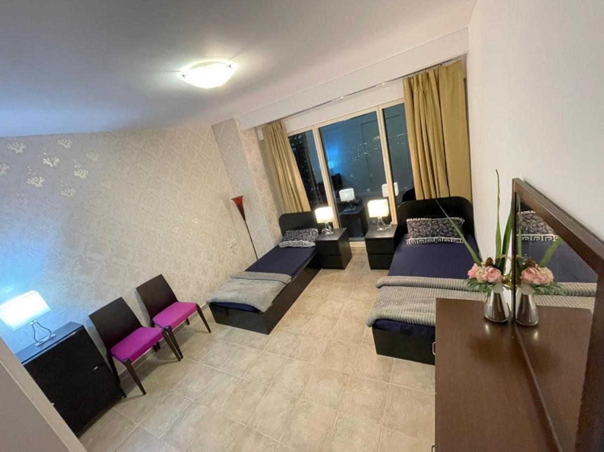 A Pousada Travelers Backpackers Dubai Exterior foto