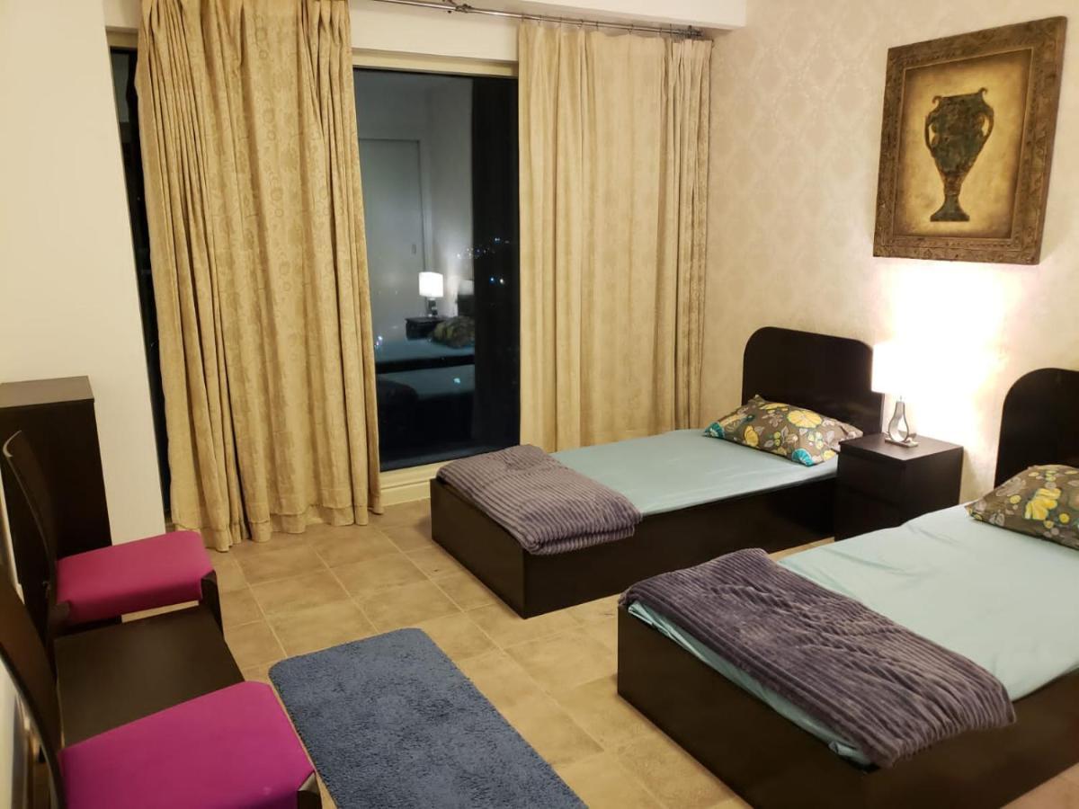 A Pousada Travelers Backpackers Dubai Exterior foto