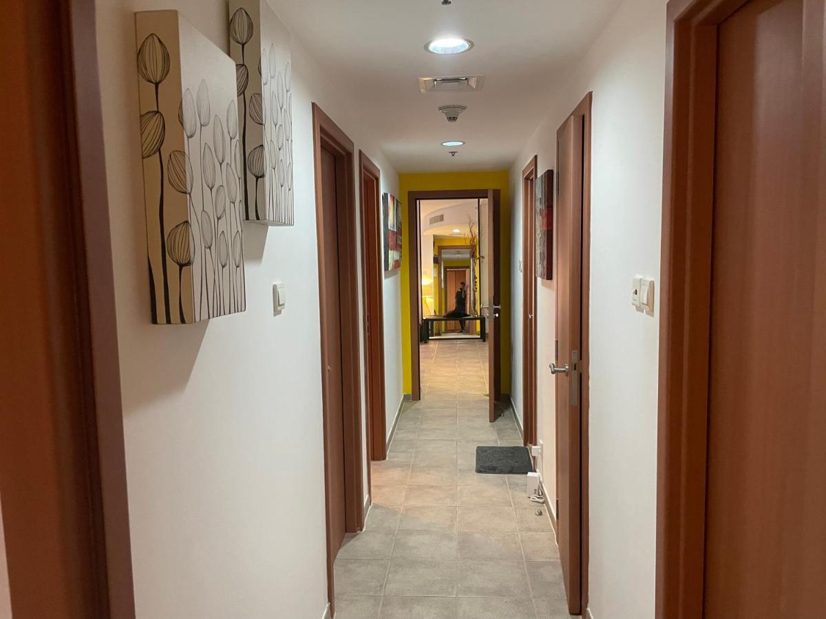 A Pousada Travelers Backpackers Dubai Exterior foto