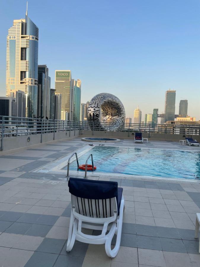 A Pousada Travelers Backpackers Dubai Exterior foto