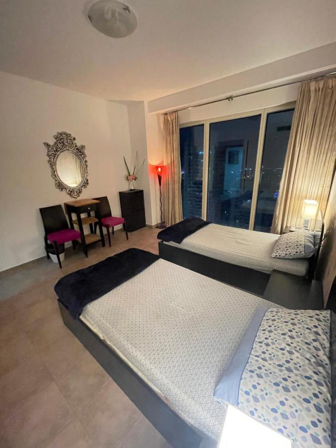 A Pousada Travelers Backpackers Dubai Exterior foto