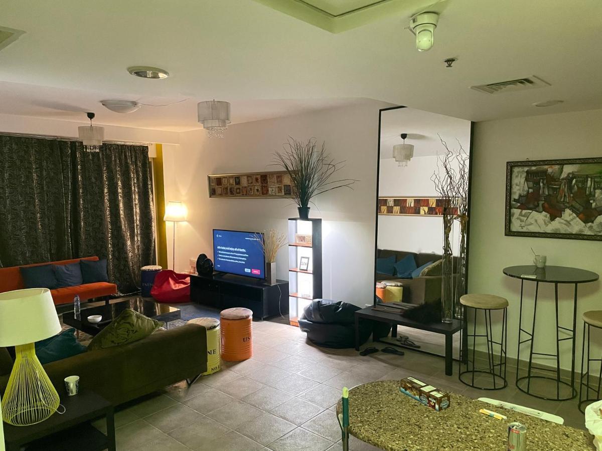 A Pousada Travelers Backpackers Dubai Exterior foto
